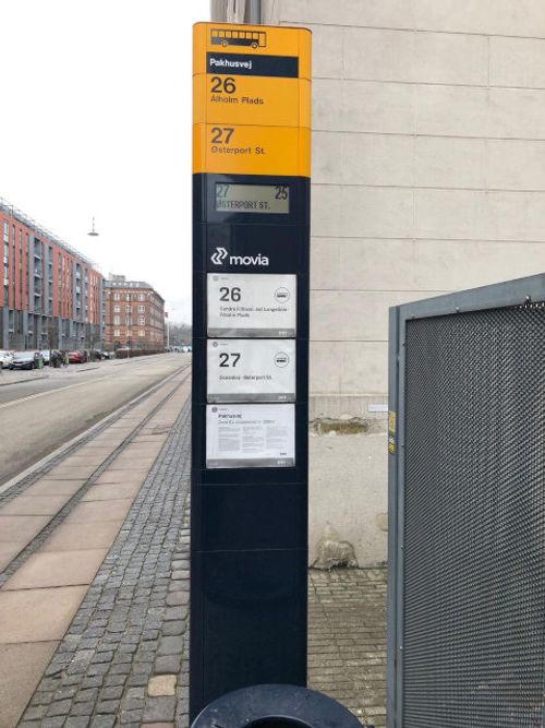 שלט תחנת אוטובוס מודולרי בקופנהאגן.