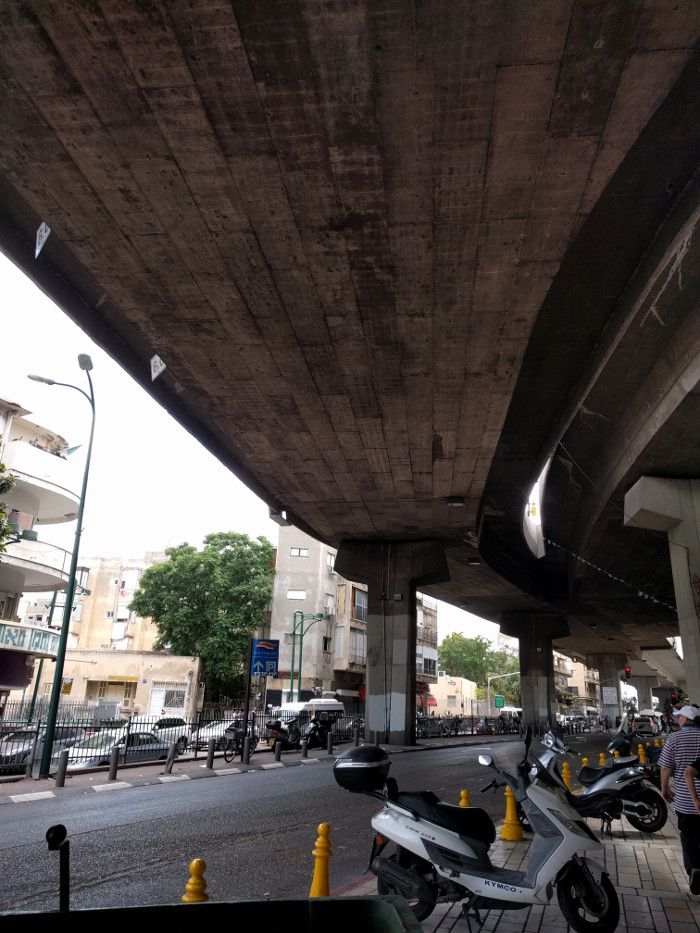 רמפת ויאדקט שדרכה עולים אוטובוסים לקומות העליונות של התחנה.