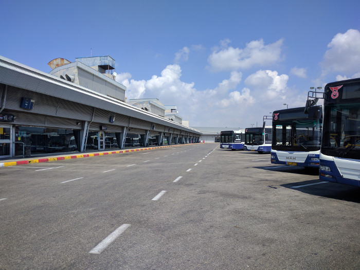 אוטובוסים חונים על גג התחנה.